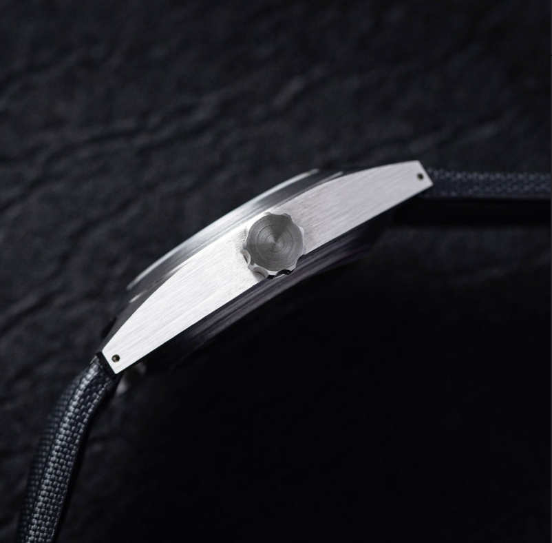 Side profile — 12.3mm thickness